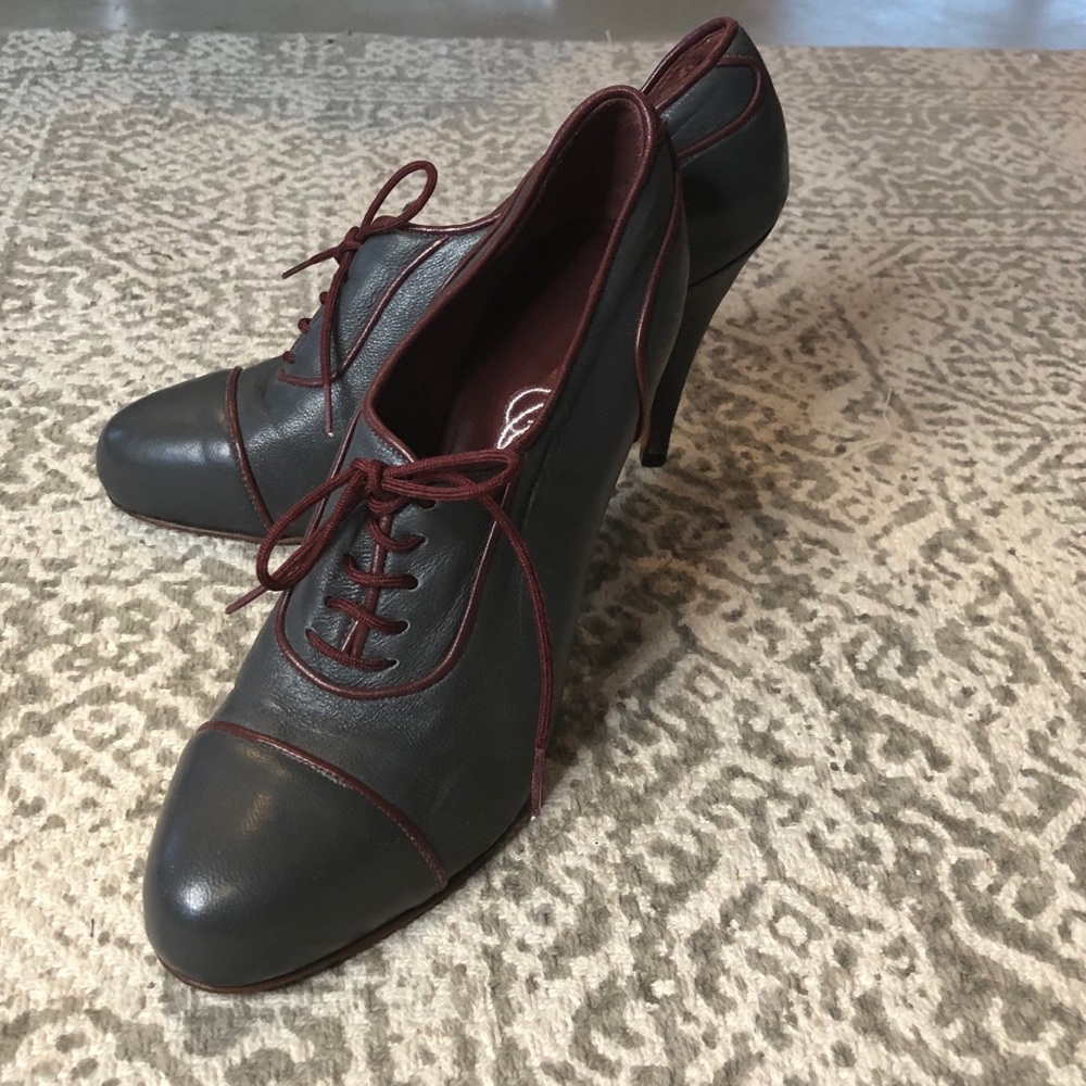 Beautiful gray leather lace-up pumps